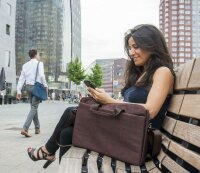 Rivacase Notebooktasche bis 15,6 Zoll – Modische Laptoptasche mit viel Platz für Zubehör und Zweiwege Reißverschluss für einen einfachen und schnellen Zugriff (Braun)